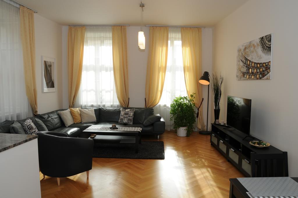 Royal Road Apartment Praga Esterno foto