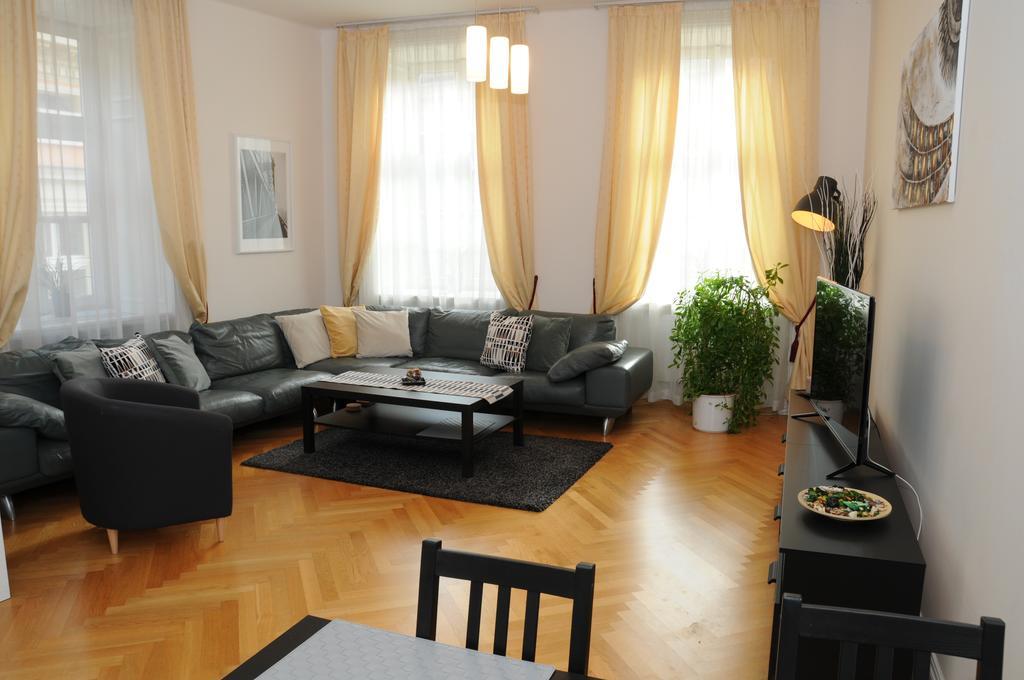 Royal Road Apartment Praga Esterno foto